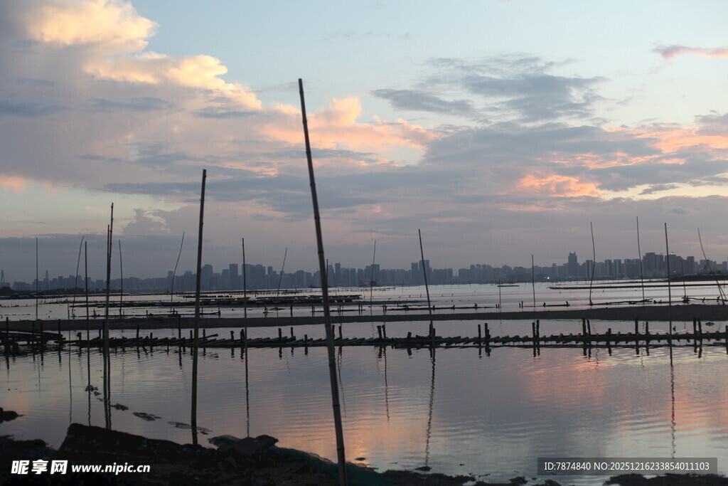 黄昏下的宁静码头与水面