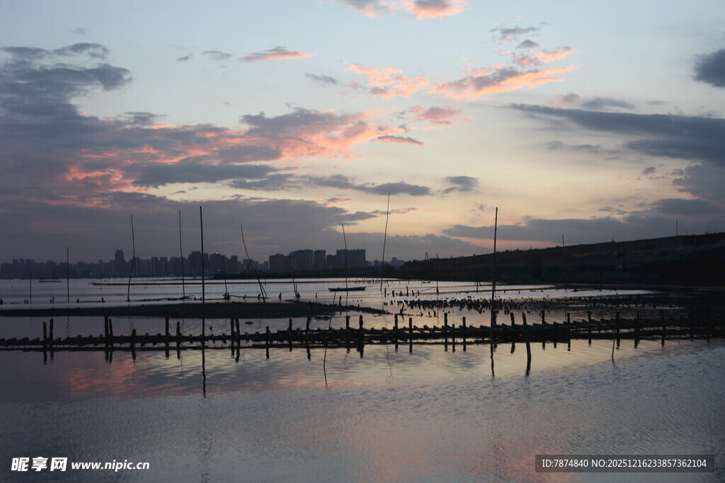 湖畔码头的绚丽黄昏景色