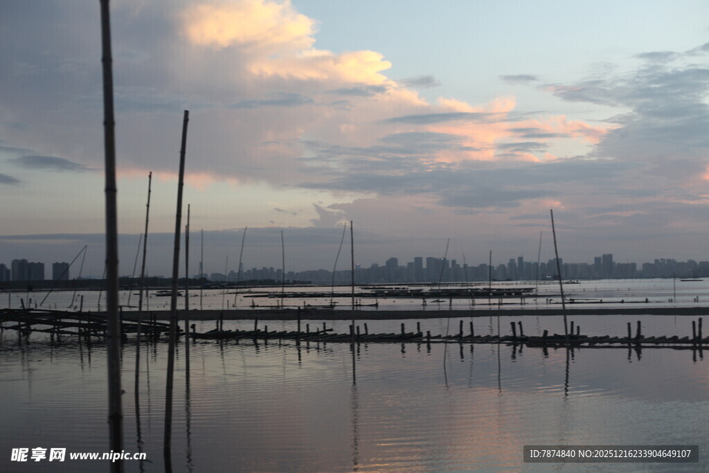 湖畔暮色中的林立桅杆
