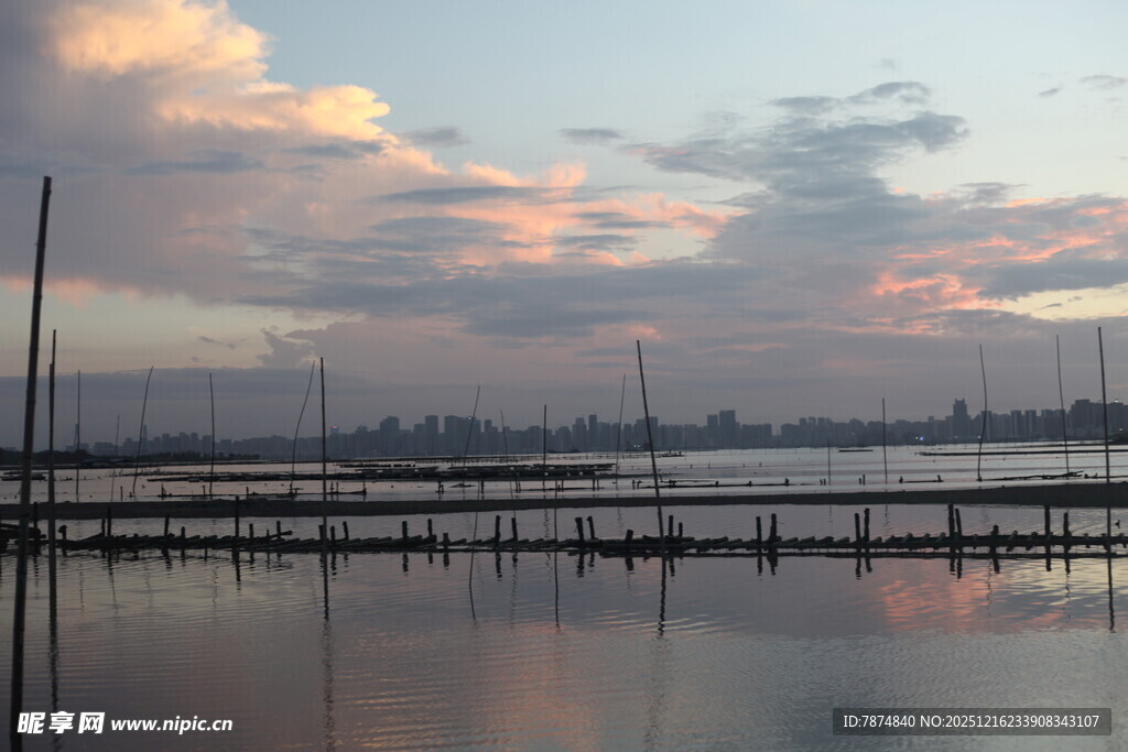 湖畔暮色中的宁静景致