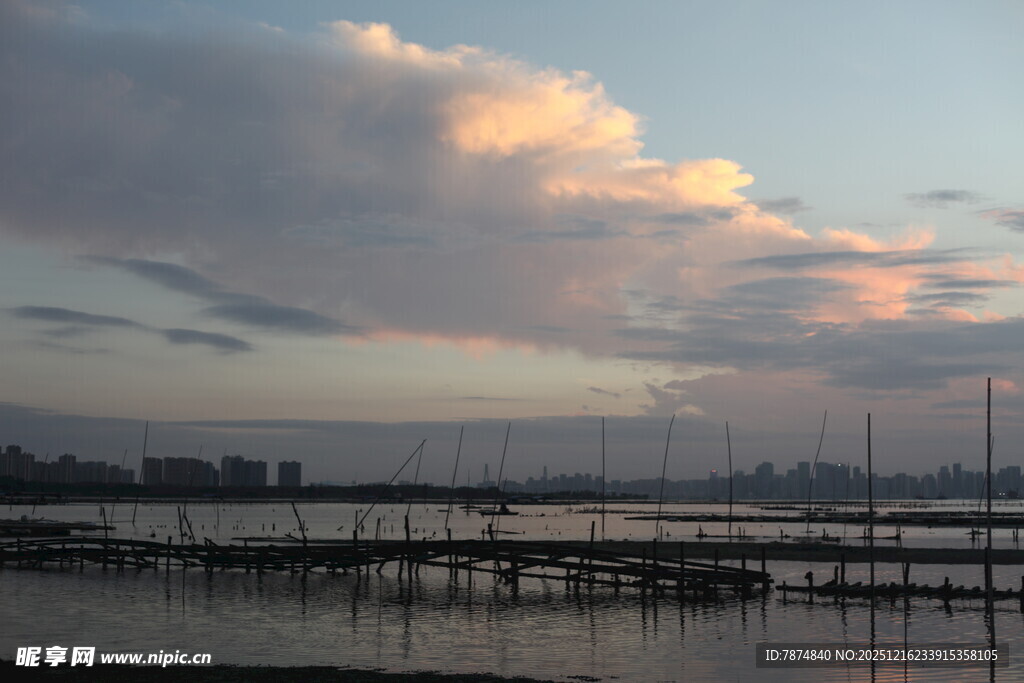 黄昏湖畔码头美丽景象