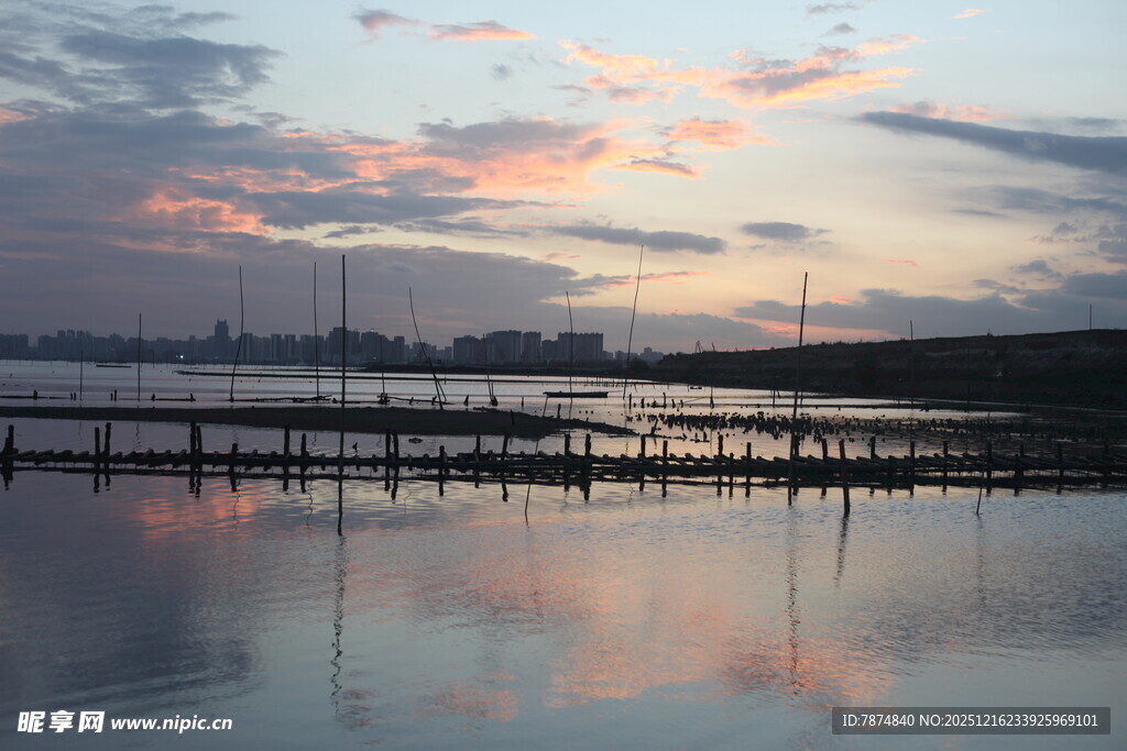 湖畔日落美景波光粼粼
