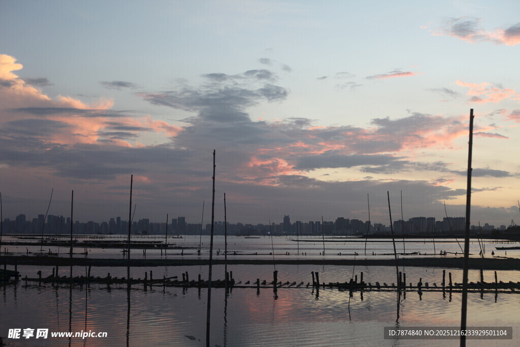 湖畔日落美景静谧如画