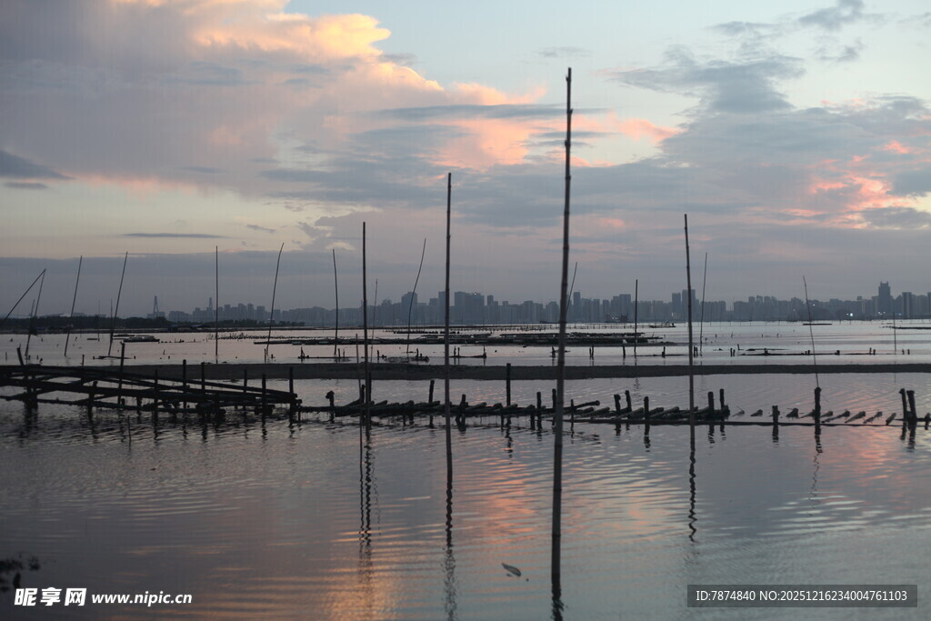 黄昏下的宁静码头与水面