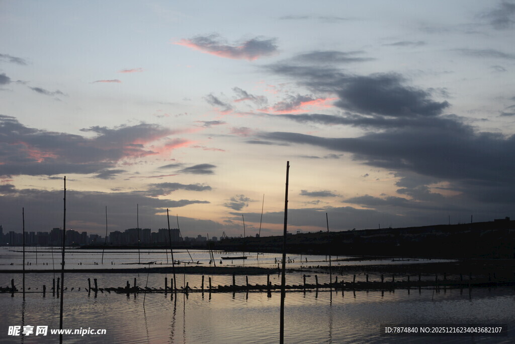黄昏湖畔静谧的桅杆剪影