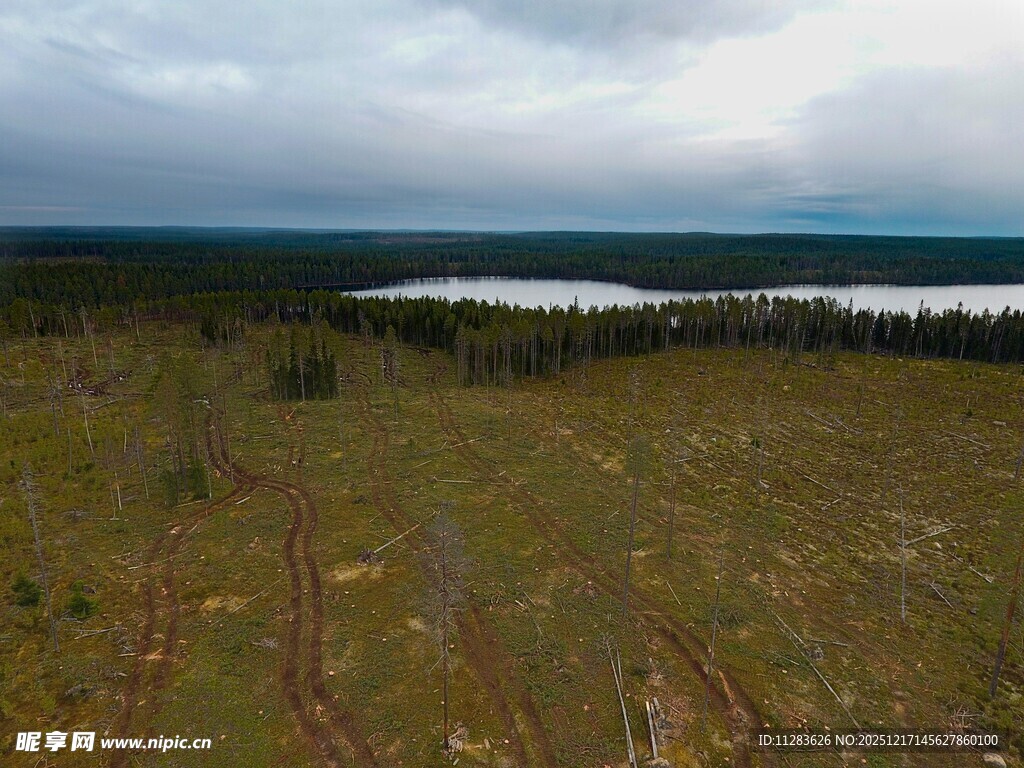 俯瞰广袤原野与静谧湖泊