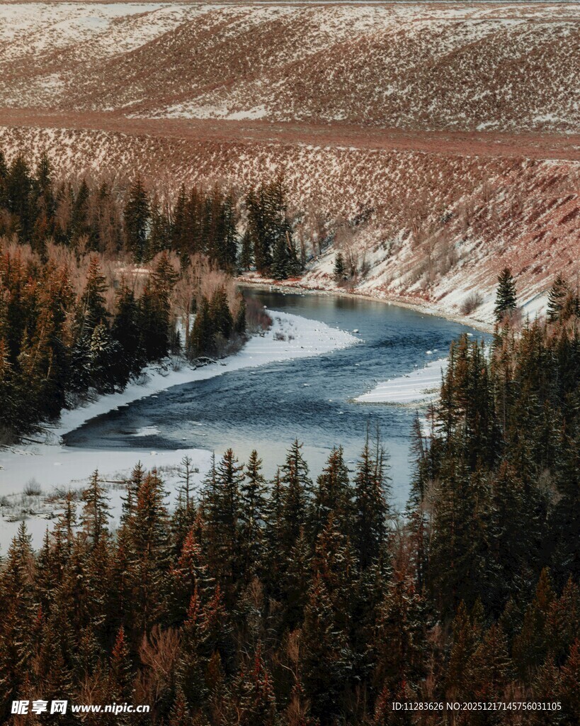 冬日山林中的蜿蜒河流