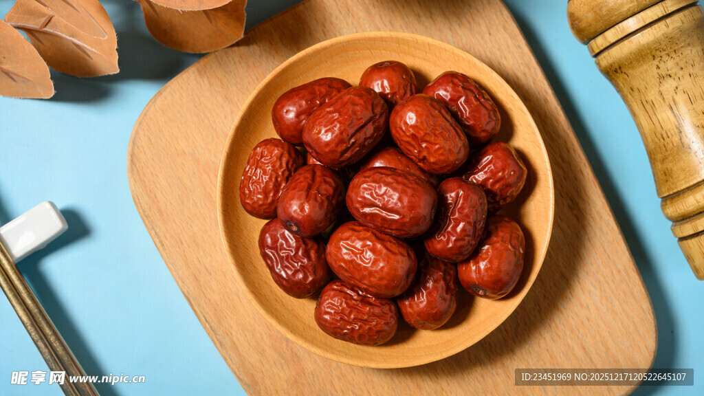 木盘盛红枣