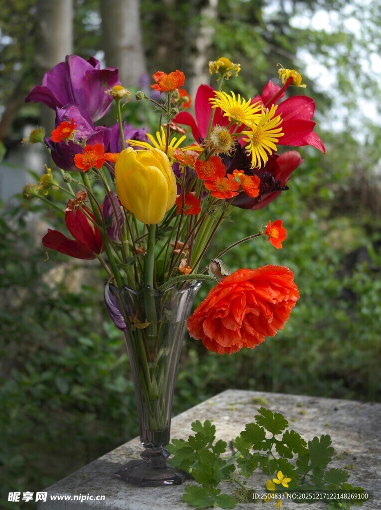 多彩鲜花插于花瓶中