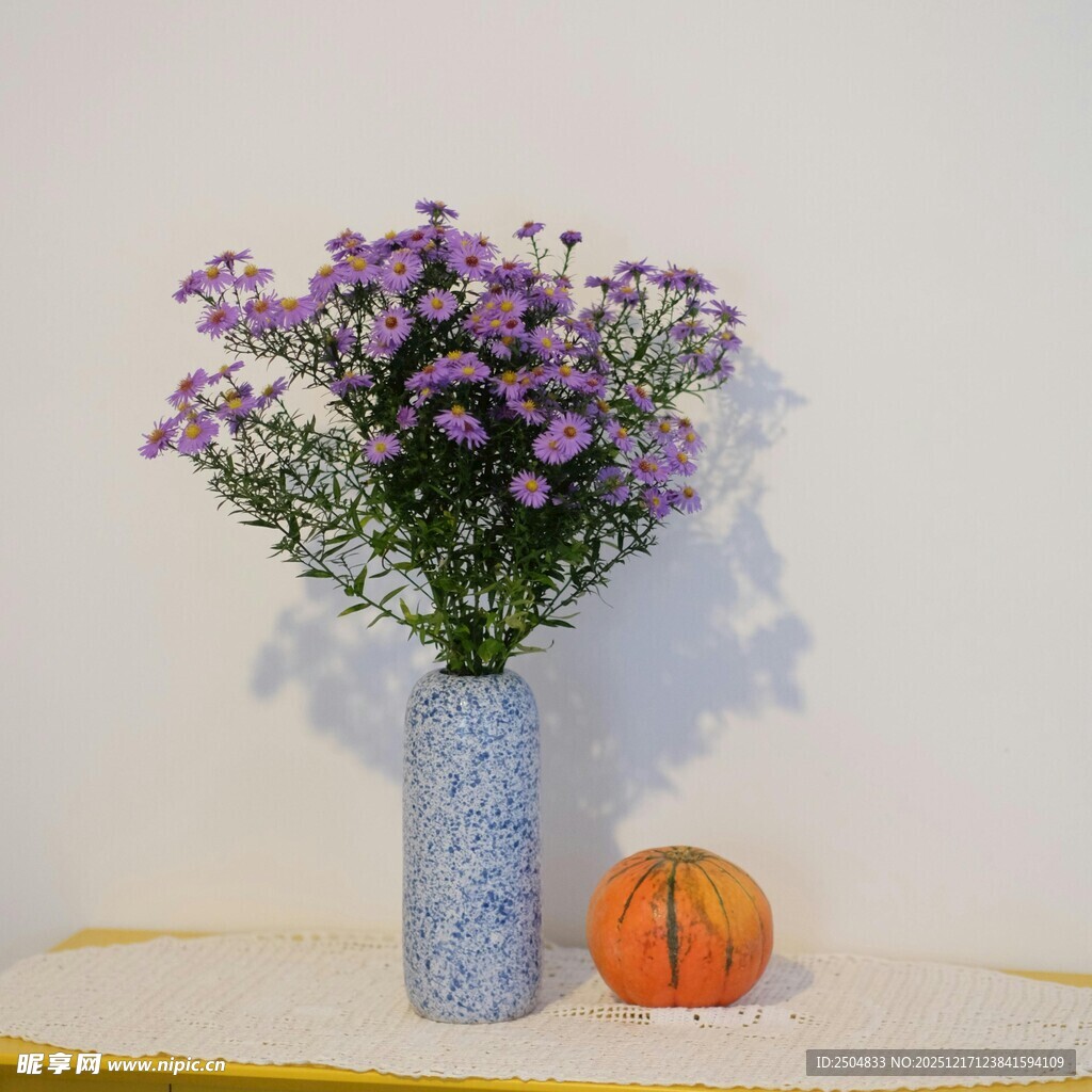 蓝瓶紫花与橙色南瓜摆件