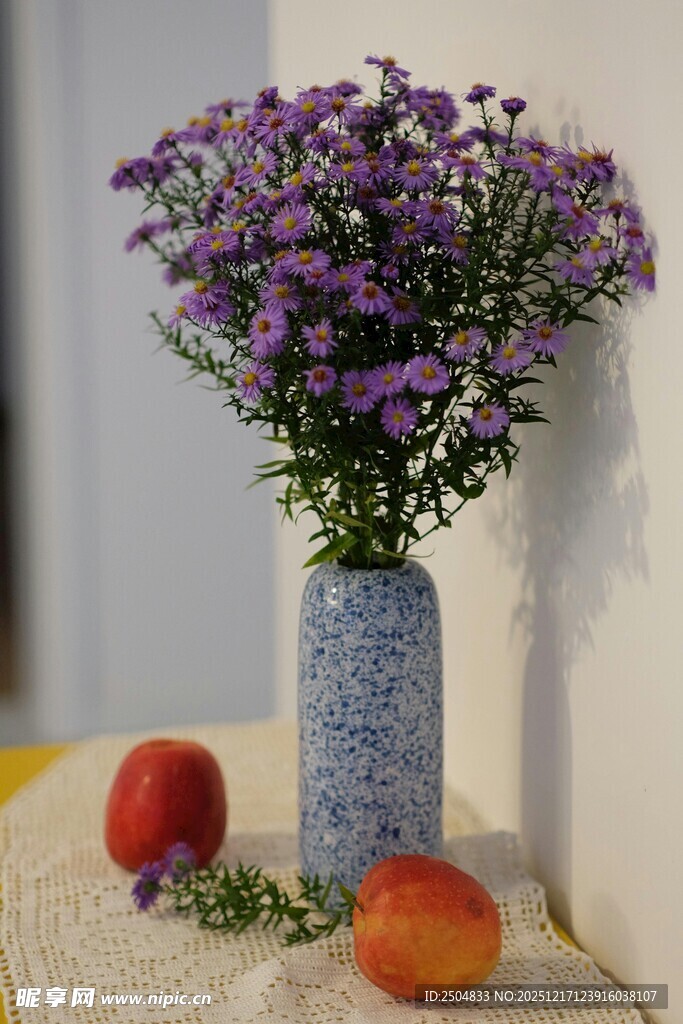 蓝瓶紫花配鲜桃静物图
