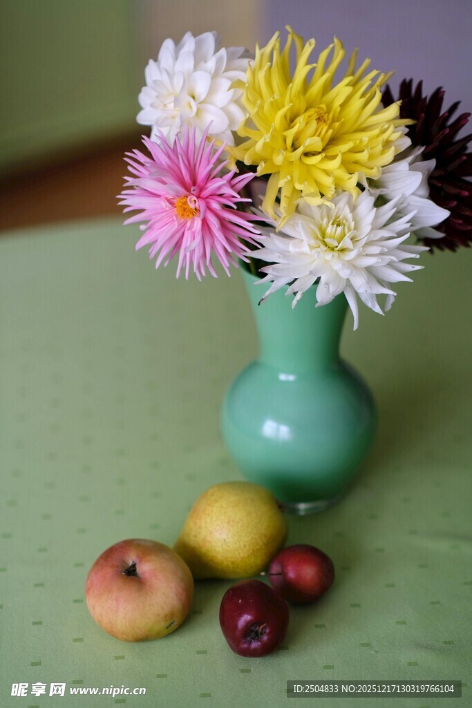 花瓶中的花与水果静物
