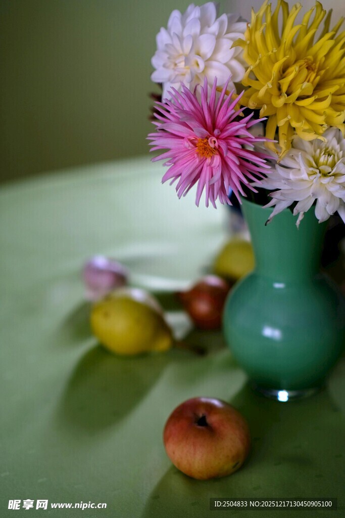 花瓶中鲜花与水果静物