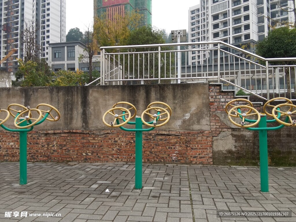 户外的绿色健身器材