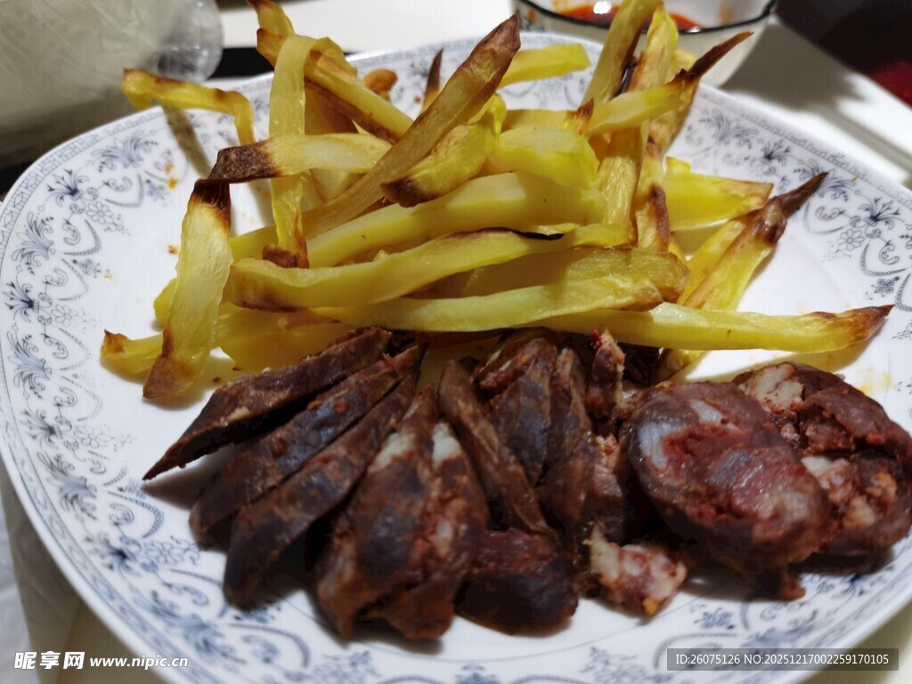 烤肠薯条美食拼盘