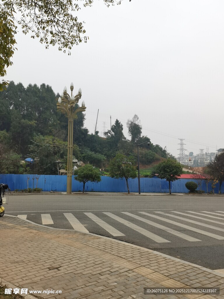 城市道路旁的蓝围挡景观