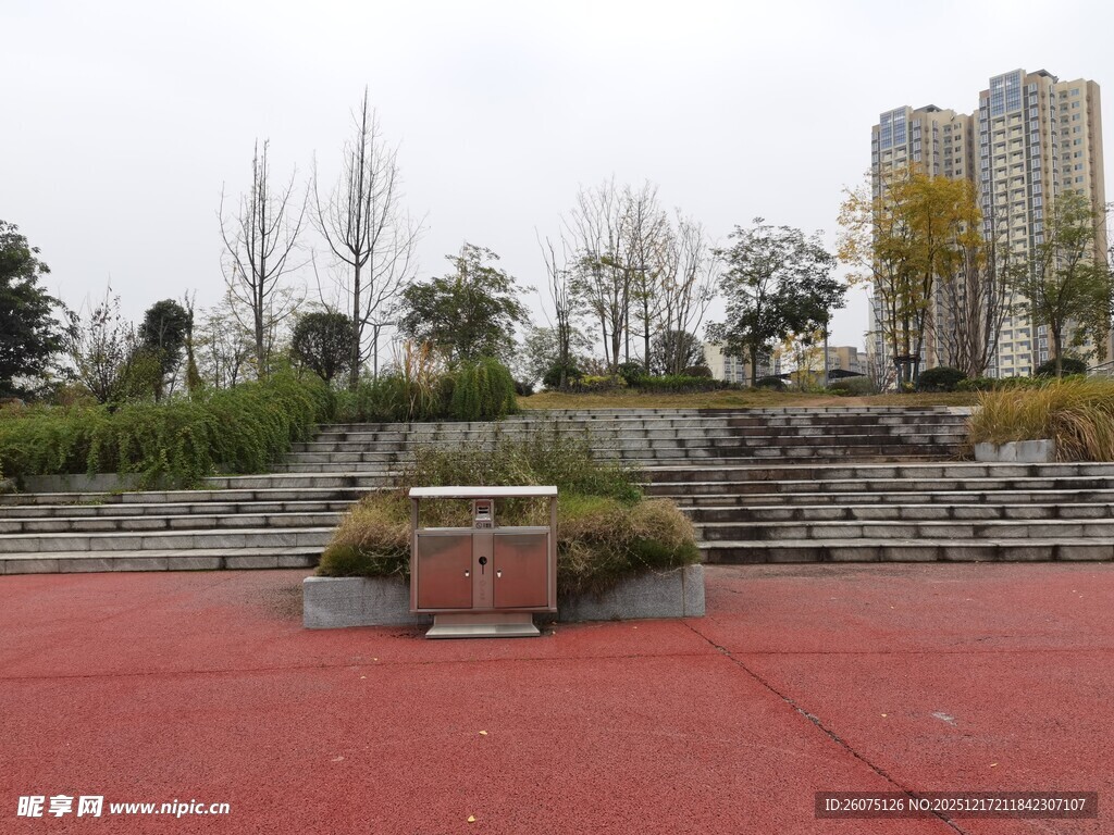 户外红色场地与绿植景观