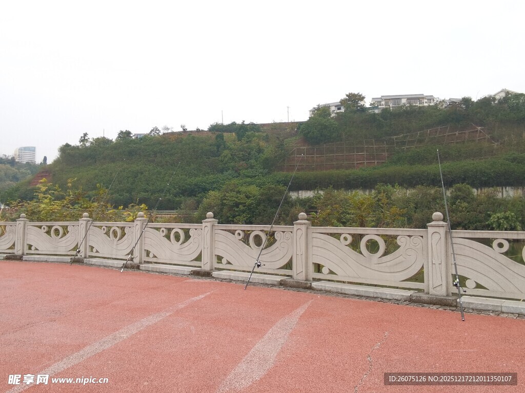 校园红色跑道旁的雕花围栏