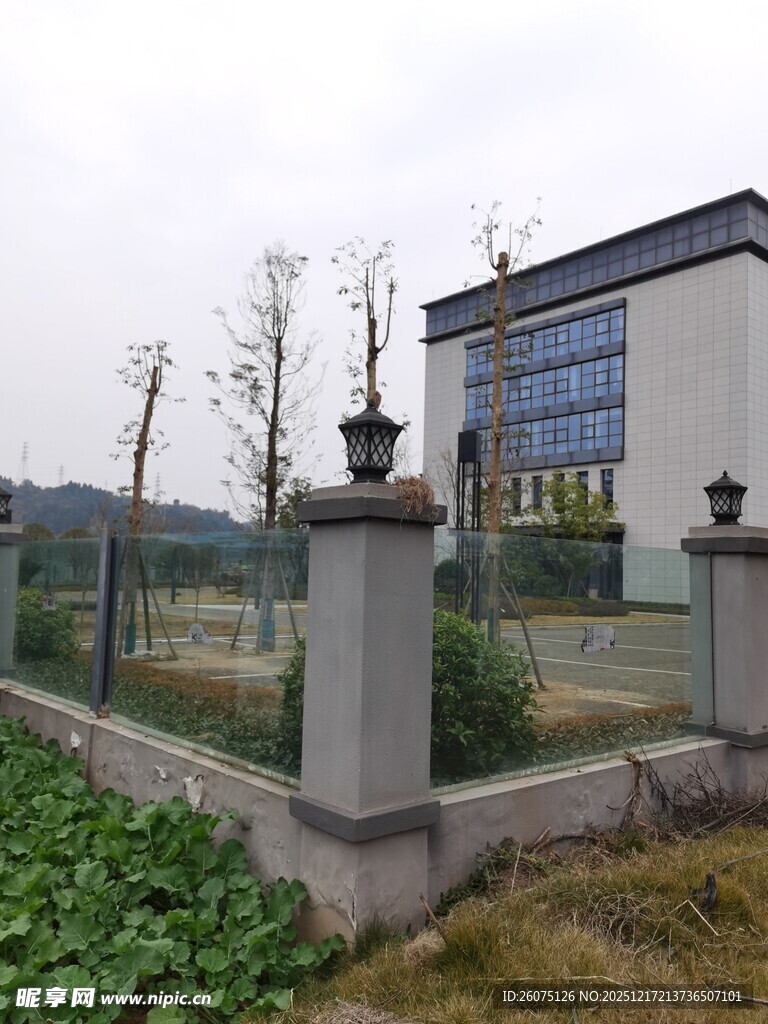 乡村旁的现代建筑