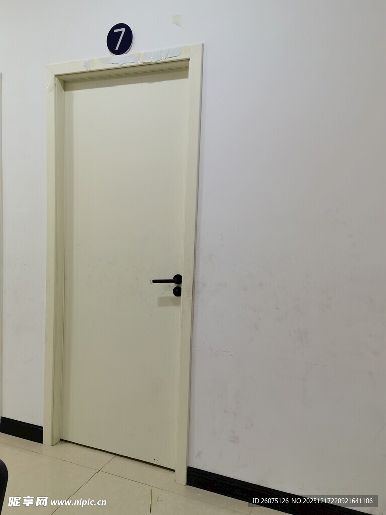 简约室内白色单开门场景