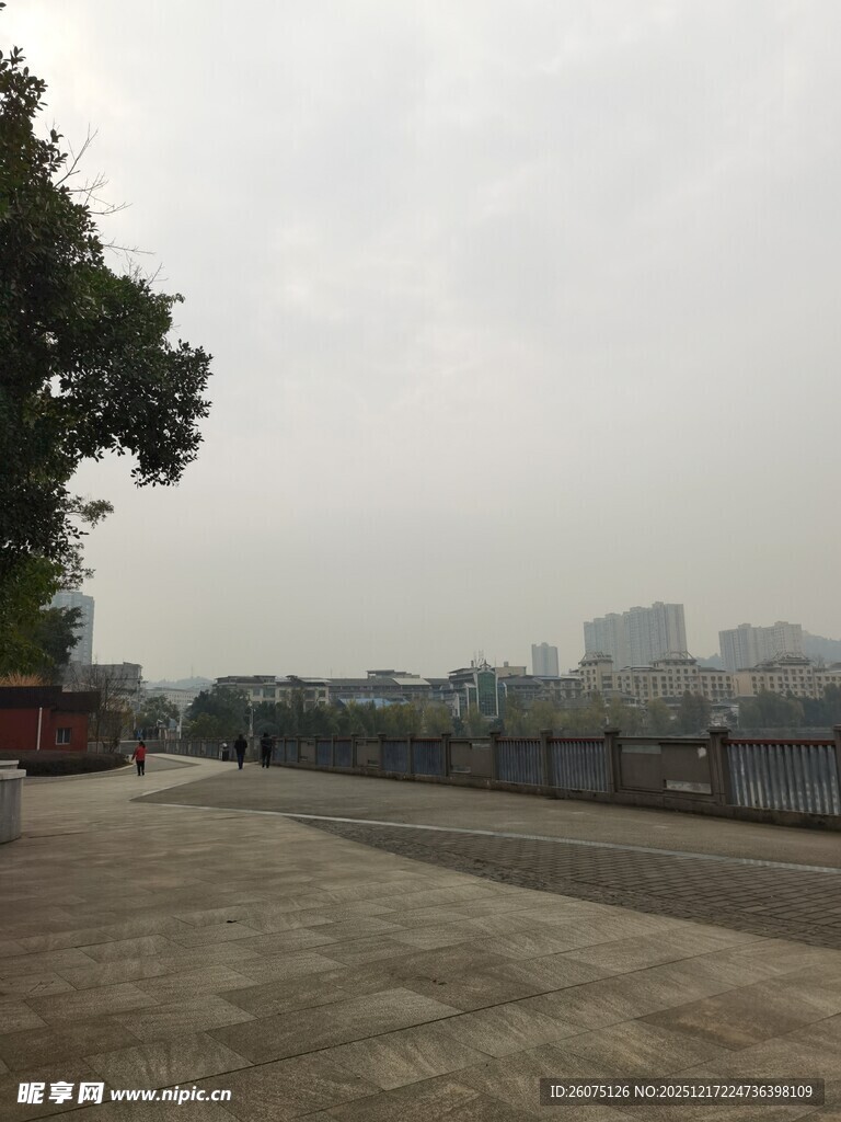 空旷道路旁的城市景象