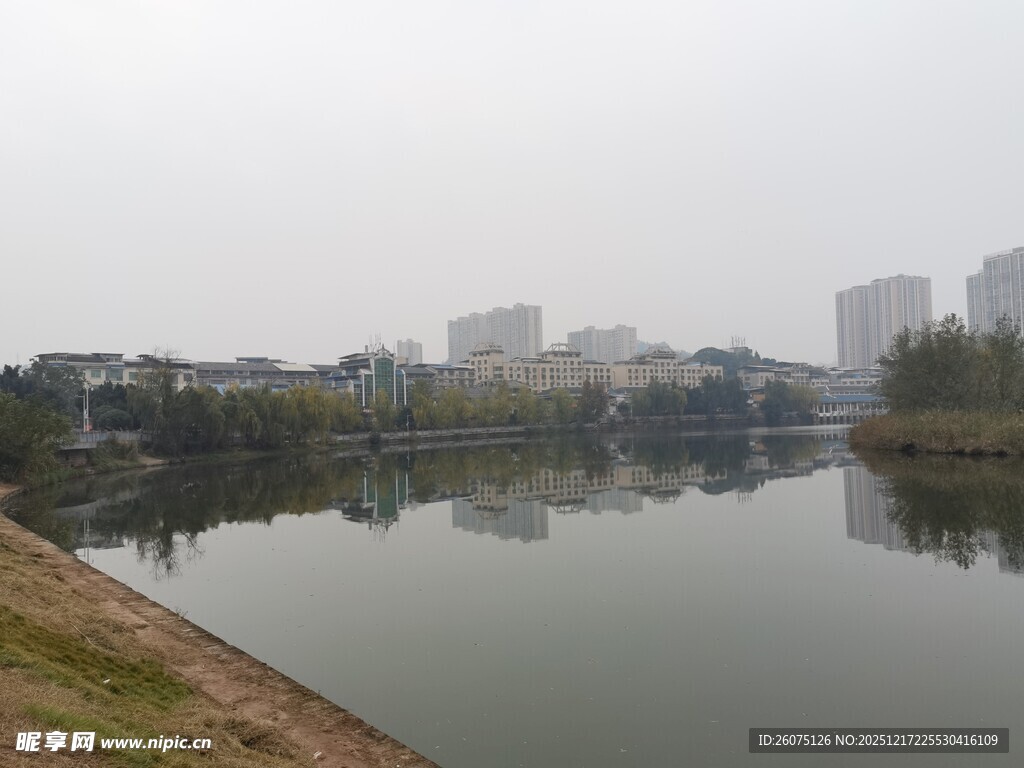 雾中湖畔城市景观