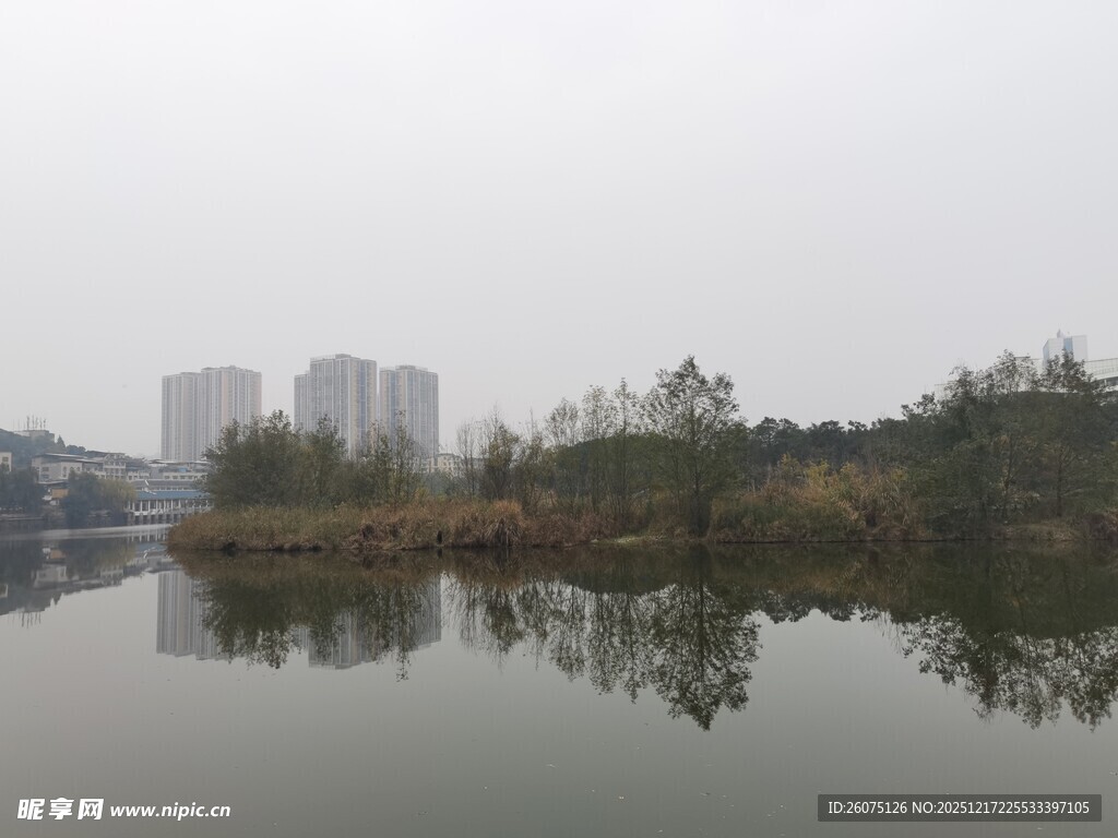 雾中湖畔城市倒影美景