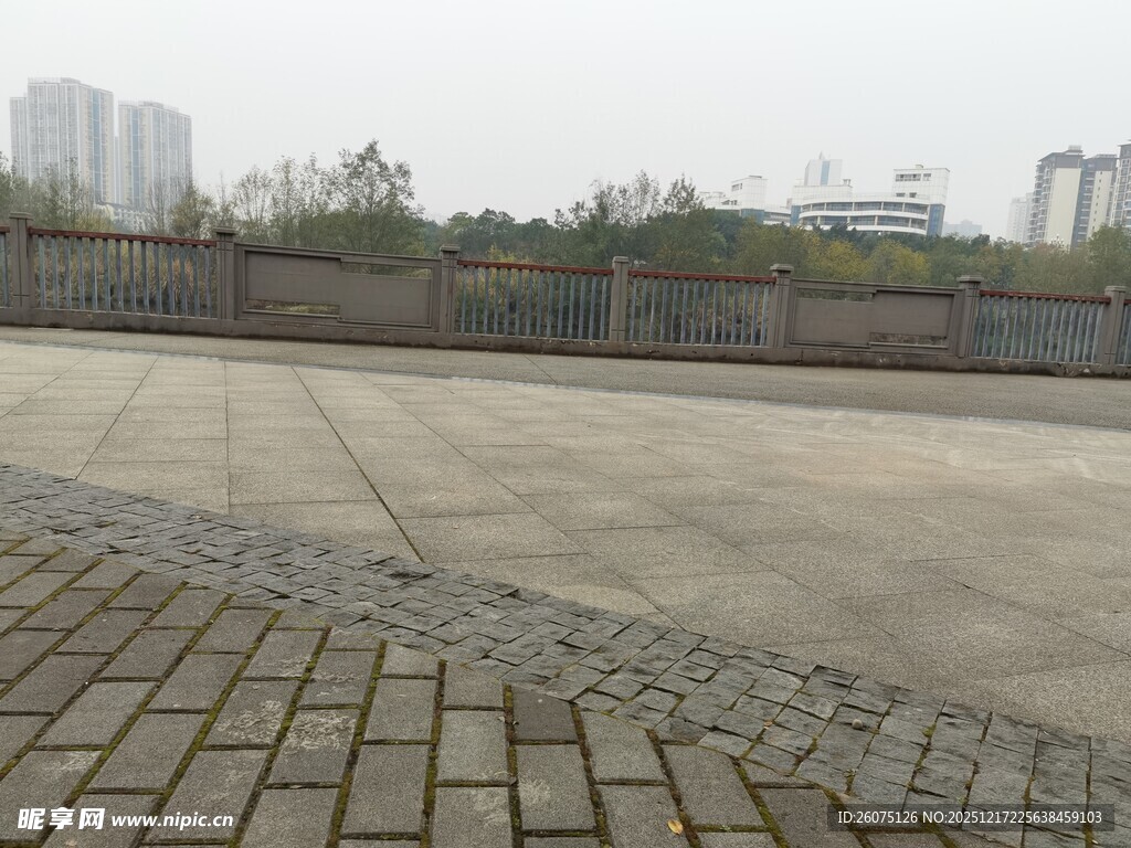 空旷水泥场地与砖石路面