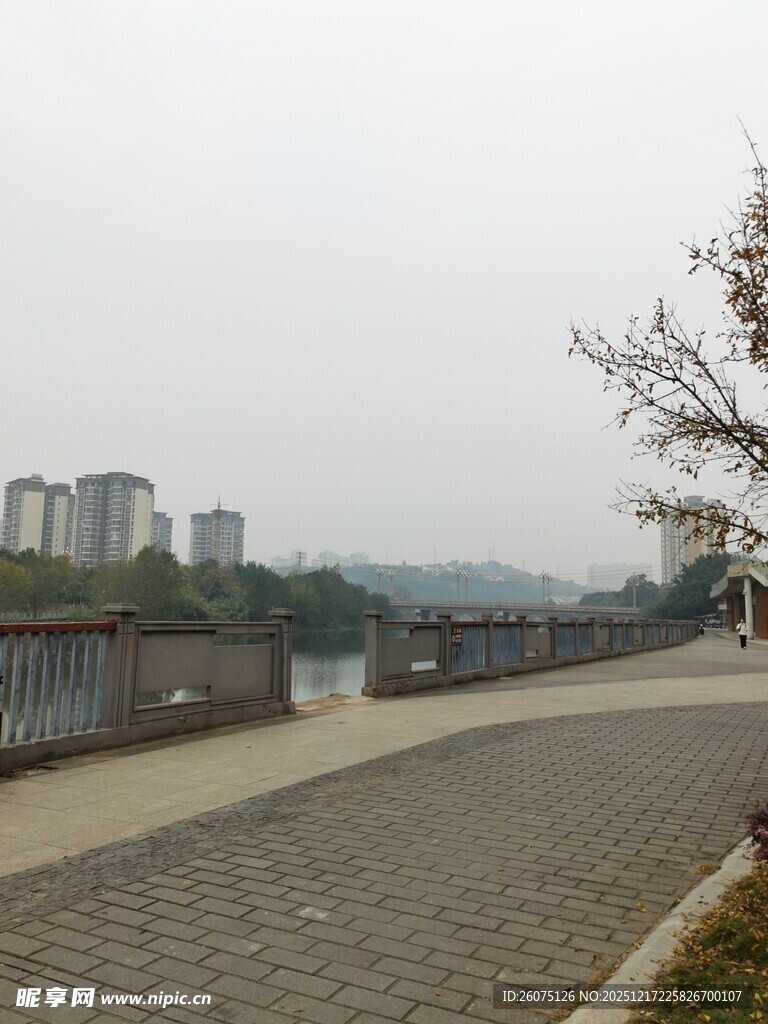 河畔步道城市远景风光