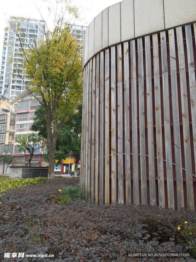 城市中木质围栏景观 