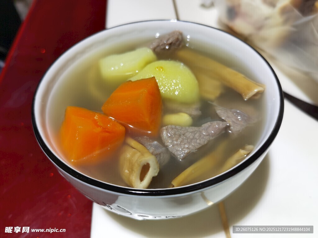 营养丰富的蔬菜肉类炖汤