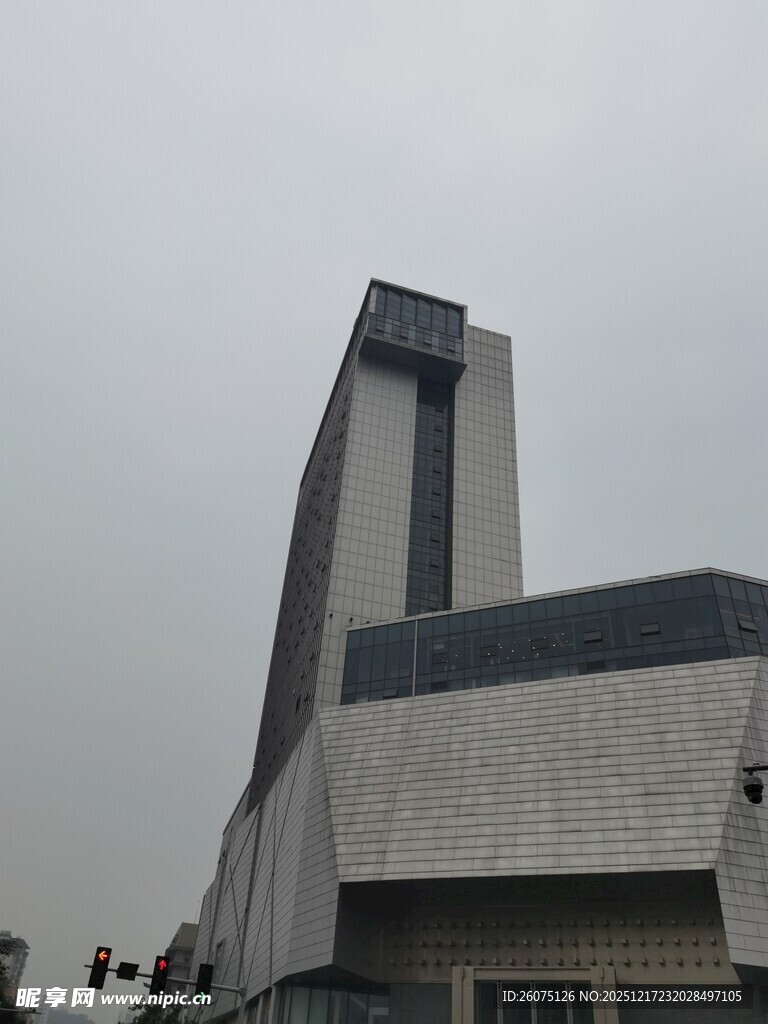 现代风格高耸建筑外观