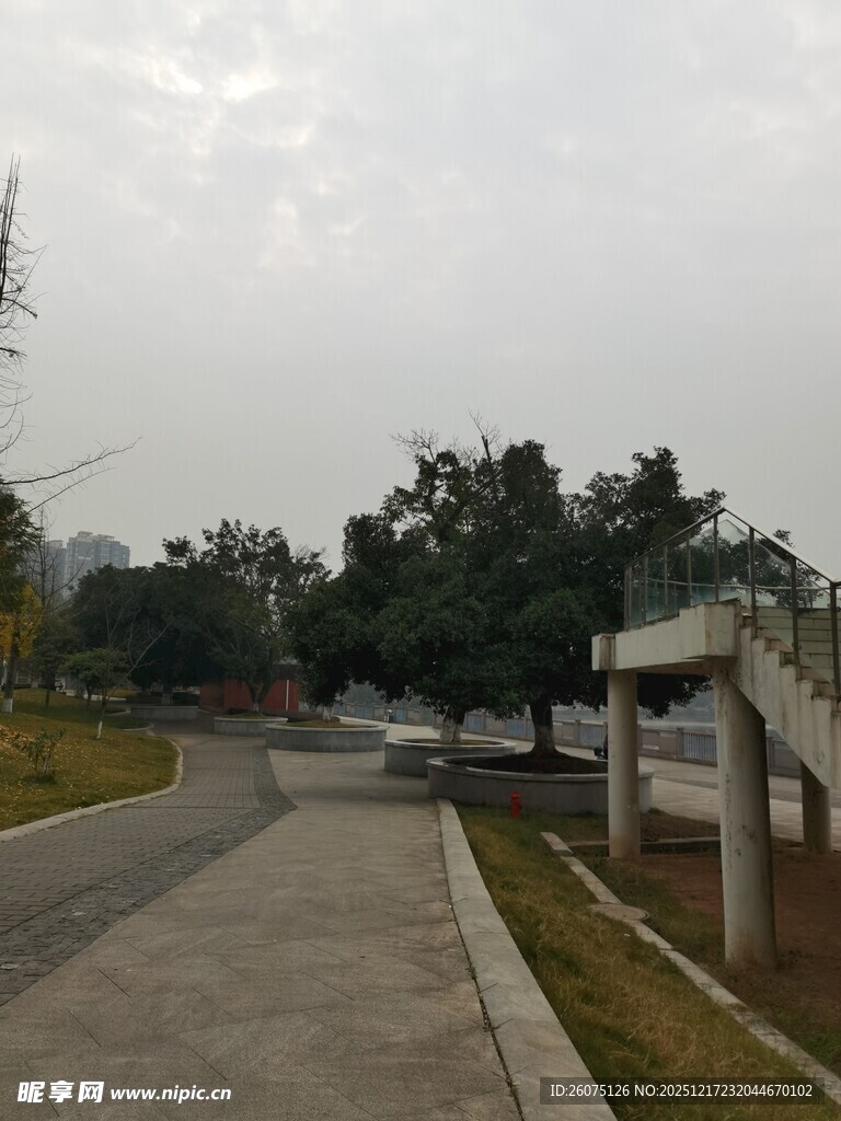 户外宁静的道路与周边景致