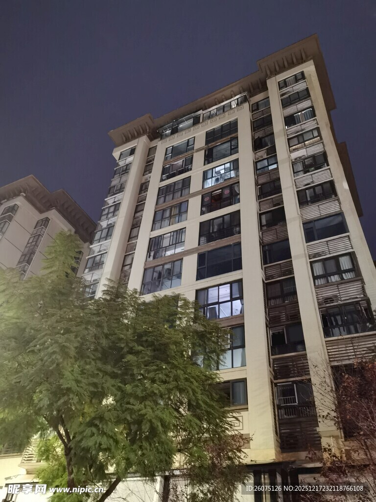 夜晚高层住宅楼景观