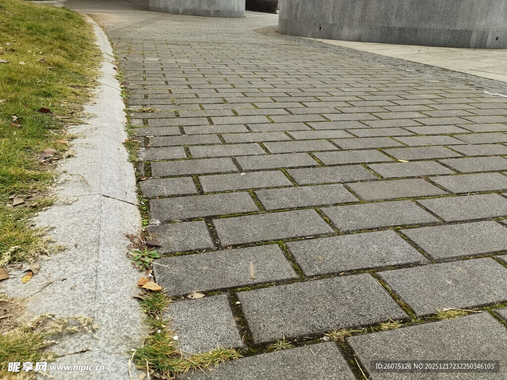 石板铺就的户外小径