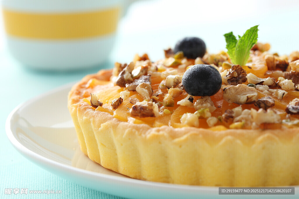 美味水果坚果装饰的蛋挞