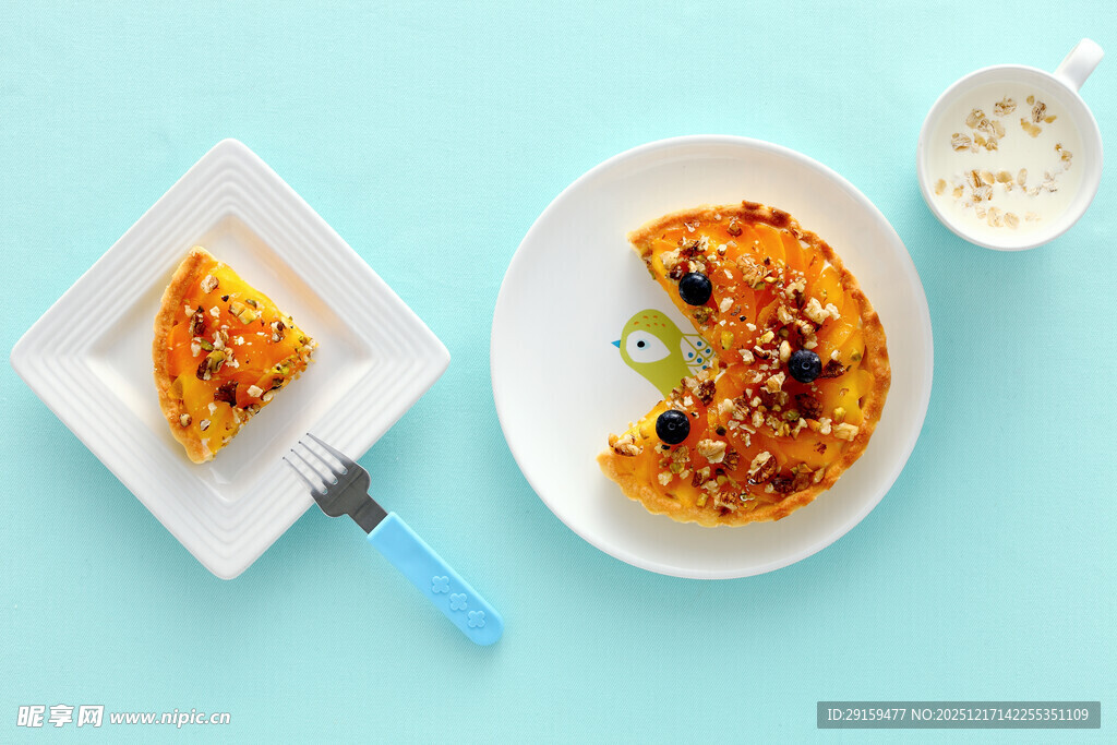 美味披萨切片与饮品搭配