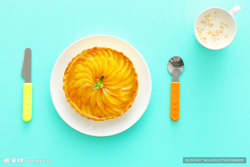 蓝色背景上的美味南瓜派