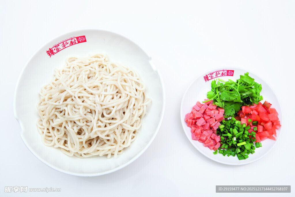 手工面条与新鲜配菜