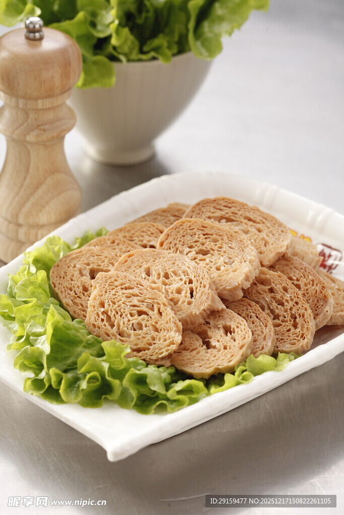 香脆饼干配生菜摆盘