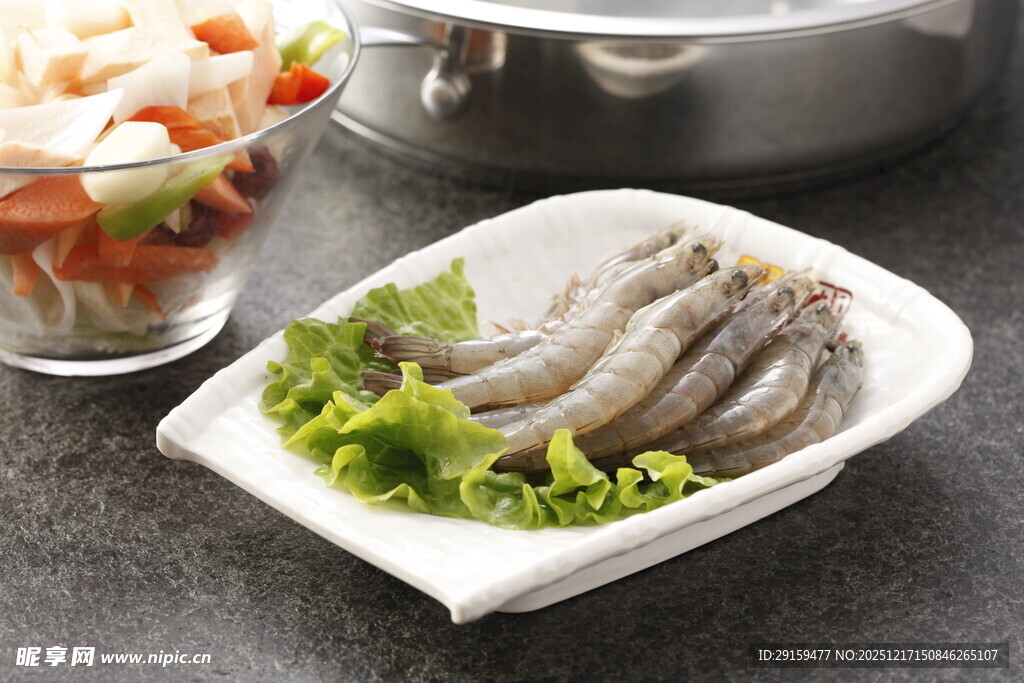 新鲜白虾配生菜摆盘