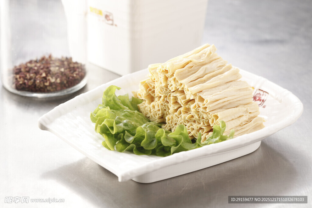 新鲜腐竹配生菜等食材