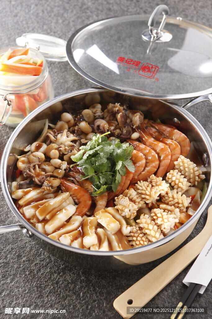 美味丰盛的一锅海鲜料理