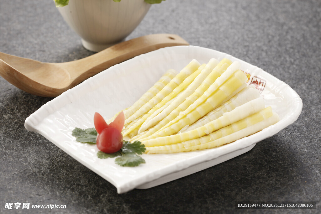 鲜嫩竹笋摆盘清新诱人