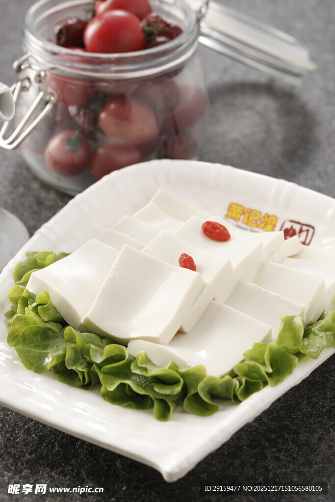 美味豆腐配生菜与樱桃