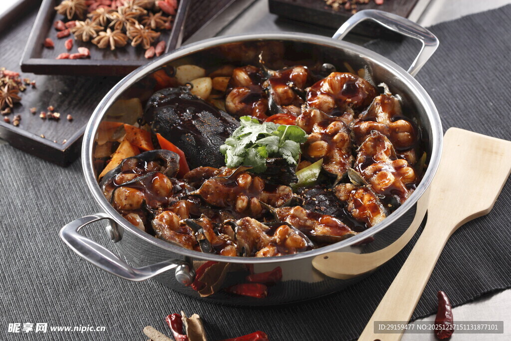 美味海鲜锅食材丰富诱人