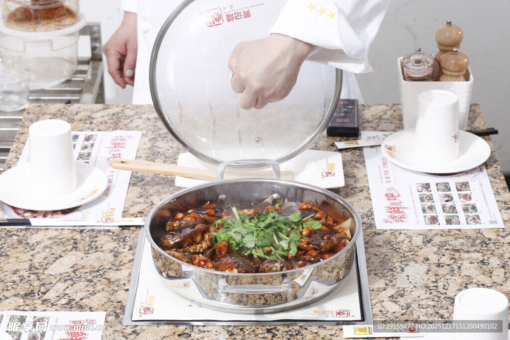 美味佳肴正被揭开盖子