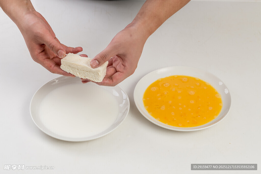 手工制作面食的准备场景