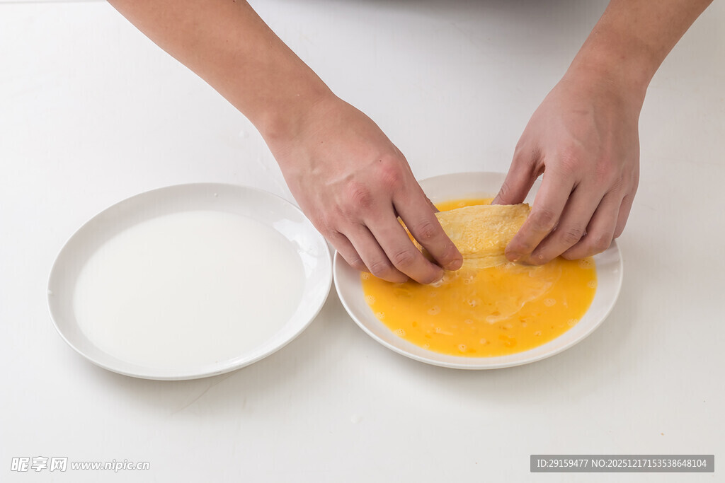 双手搅拌黄色食材画面