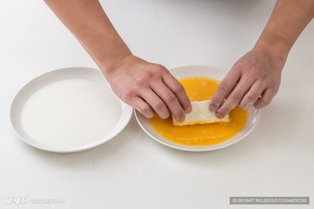 双手蘸蛋液裹食材瞬间
